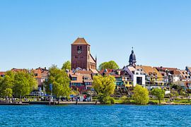 Vue sur la ville de Waren depuis le lac Müritz, avec l'église Sainte-Marie et