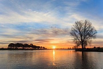 Zonsopkomst aan de Maas bij Cuijk van Bart van Dinten