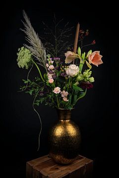 Stilleven bloemen in een vaas "Roze in goud" van Marjolein van Middelkoop