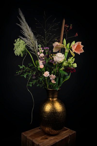 Stillleben Blumen in einer Vase &quot;Rosa in Gold&quot; von Marjolein van Middelkoop
