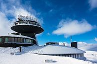 Gebäude auf der Schneekoppe im Riesengebirge in Tschechien van Rico Ködder thumbnail