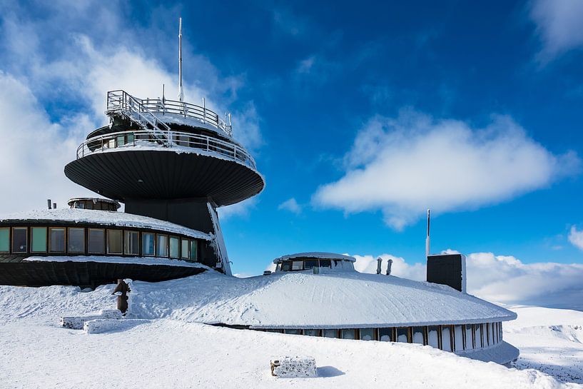 Gebäude auf der Schneekoppe im Riesengebirge in Tschechien van Rico Ködder