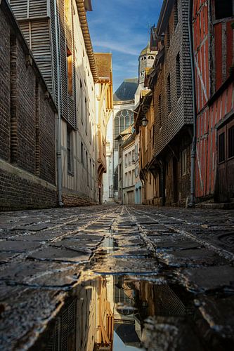 Les ruelles étroites de Troyes sur Ilya Korzelius