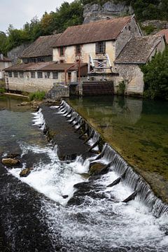 Stuw op de rivier de Loue, Lods, Frankrijk van Imladris Images