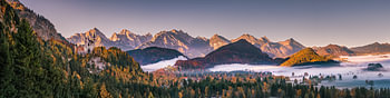 Allgäuer Alpen in Bayern mit Schloß Neuschwanstein und Hohenschwanngau am Morgen