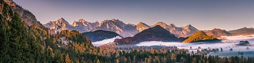 Allgäuer Alpen in Beieren met kasteel Neuschwanstein en Hohenschwanngau in de ochtend
