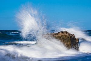 Waves on shore of the Baltic Sea on a stormy day sur Rico Ködder