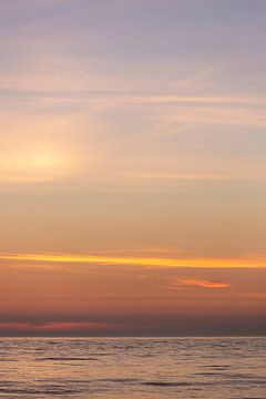 Diepe pastel kleuren tijdens de zonsondergang aan zee, landschapsfoto