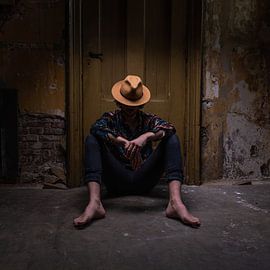 Man with hat by Nelleke Uenk Fotografie