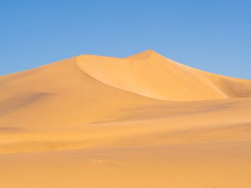 Dunes rouges et ciel bleu dans le désert près de Swakopmund, Namibie sur Teun Janssen