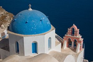 Blauwe koepel op Santorini van Angelika Stern