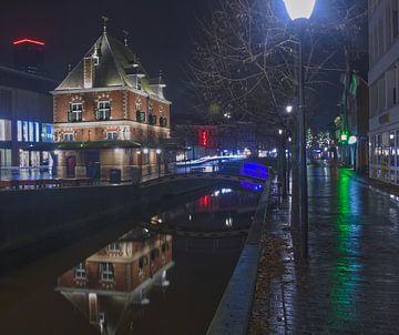 Leeuwarden, de Waag bij nacht. van Hans Bargerbos