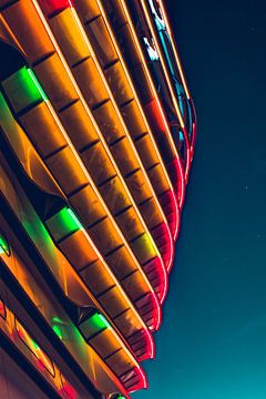 Neon lichten in het donker van Wahid Fayumzadah