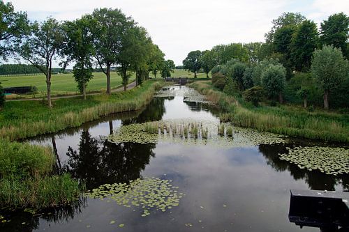 Hollands landschap ( waterlinie) weerspiegeling