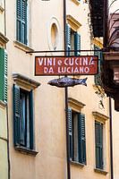 Straatbeeld in Verona: Vini e Cucina da Luciano