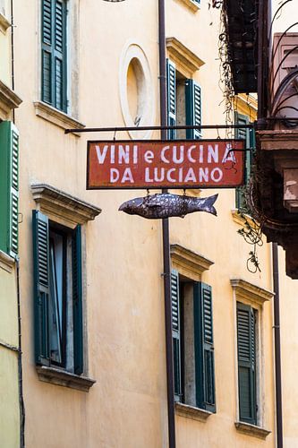 Straatbeeld in Verona: Vini e Cucina da Luciano