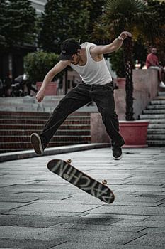 Straatmoment - Een skateboarder op het plein