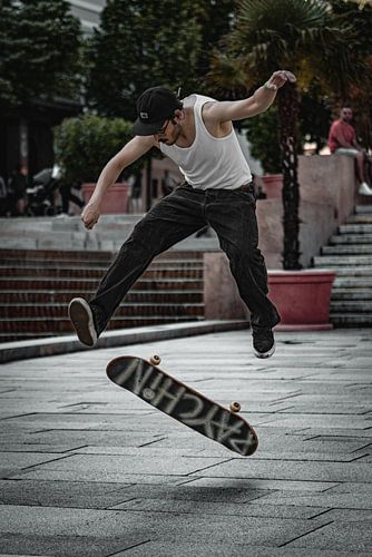 Straatmoment - Een skateboarder op het plein