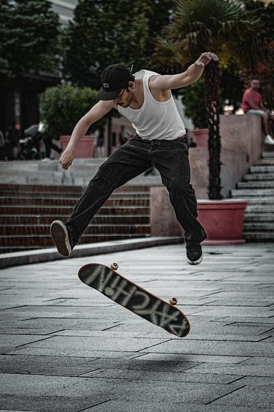 Street Moment - Un skateboarder sur la place par Zoltan Horvath