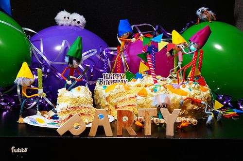 PartZook plate of partying Fubby's on a birthday cake.