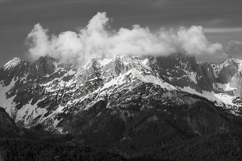 Montagnes escarpées en Autriche | Alpes | photographie noir et blanc par Laura Dijkslag