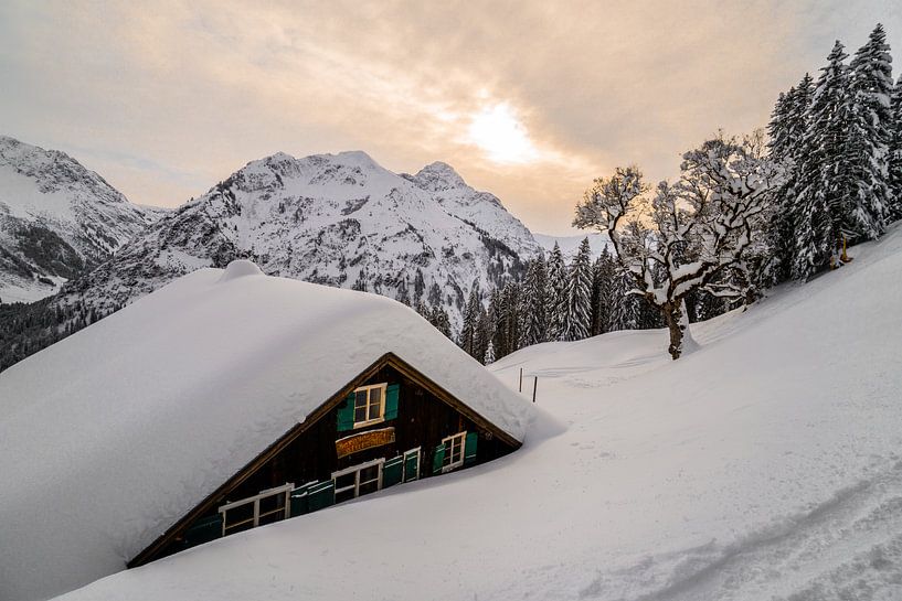 Ingesneeuwd huisje in Oostenrijk van Ralf van de Veerdonk