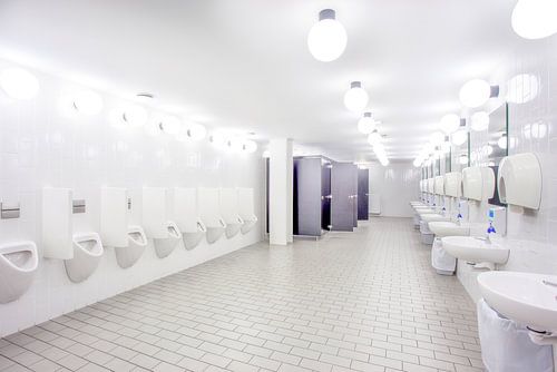 Urinale auf der Herrentoilette