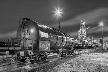 Nacht scène met treinwagon en de industrie op de achtergrond, Antwerpen van Tony Vingerhoets