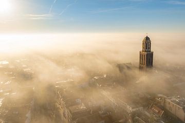 Le clocher de l'église Peperbus à Zwolle au-dessus du brouillard