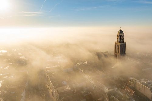 Peperbus kerktoren in Zwolle boven de mist