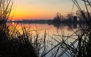 eerste zon boven het meer van Bart Nikkels