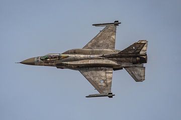 F-16 Demo Team Zeus van de Griekse luchtmacht. van Jaap van den Berg