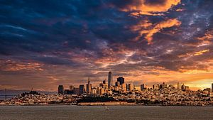 Skyline San Francisco Kalifornien als Panorama Aufnahme mit Himmel und Gewitter Wolken von Dieter Walther