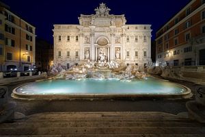 Trevi-Brunnen in Rom während der blauen Stunde
