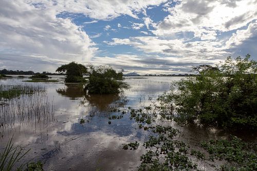 Weerspiegeling van wolken.