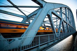Ein Intercity auf der Eisenbahnbrücke zwischen Weesp und Diemen von Stefan Verkerk fotografie