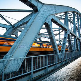 Une interurbaine sur le pont ferroviaire entre Weesp et Diemen sur Stefan Verkerk