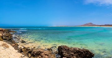 Panoramisch uitzicht op het strand van Ervatao op Boa Vista van Raphotography