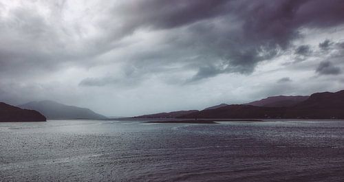 Panorama idylle bij kasteel Eilean Donan in Schotland. Highlander kasteel in de Hooglanden.