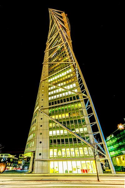 Turning Torso bij nacht, Malmö Zweden van Ivo Bentes