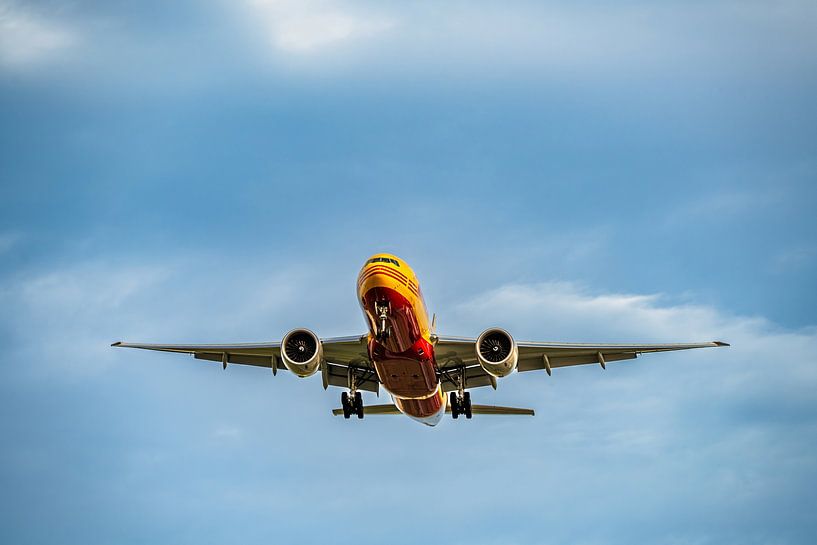Een vliegtuig dat laag vliegt tijdens de landing van Andreas Völkel