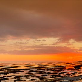 Untergehende Sonne auf dem Wattenmeer von Jan Huneman