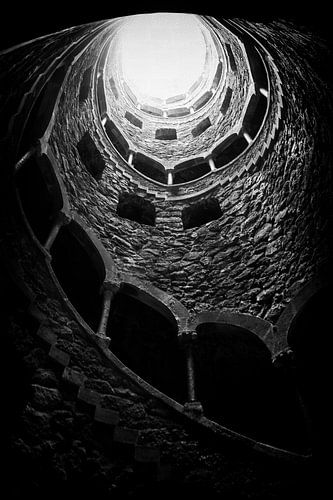 Poço Iniciático / Initiationsbrunnen in der Quinta da Regaleira in Sintra, Portugal. Eine Reise in die Geschichte und Mystik