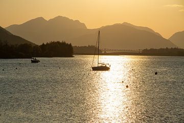 Zeilboot bij zonsondergang