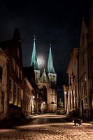 Bergkirche am Abend mit Mondlicht und schwarz-weißer Katze im Vordergrund