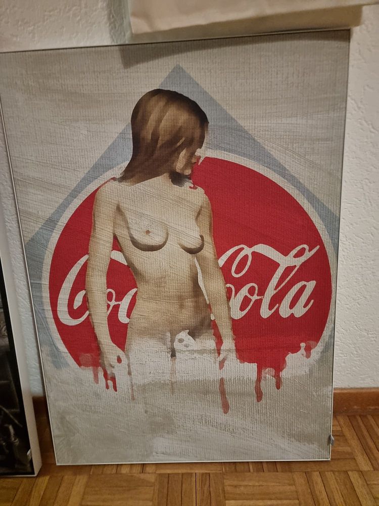 Erotisch naakt - naakte vrouw tegen het iconische Coca-Cola-logo  van Jan Keteleer 