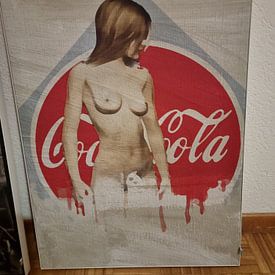 Klantfoto: Erotisch naakt - naakte vrouw tegen het iconische Coca-Cola-logo van Jan Keteleer, als artframe