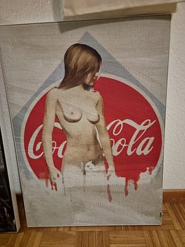 Klantfoto: Erotisch naakt - naakte vrouw tegen het iconische Coca-Cola-logo