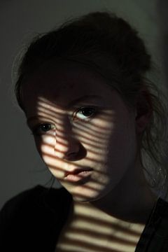 à travers les stores