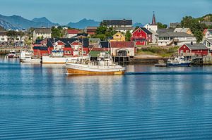 Uitzicht op Reine, Lofoten. van Ron van der Stappen